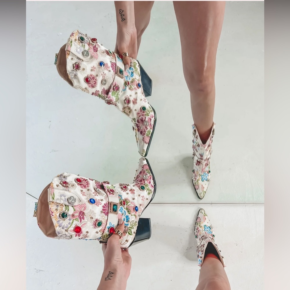 AMAZING LACE EMBELLISHED RHINESTONE COWGIRL BOOTS